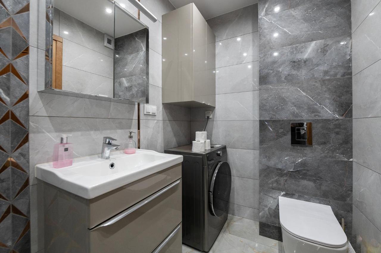 Luxury In The City-10-ksiezymlyn&galerialodzka Apartment